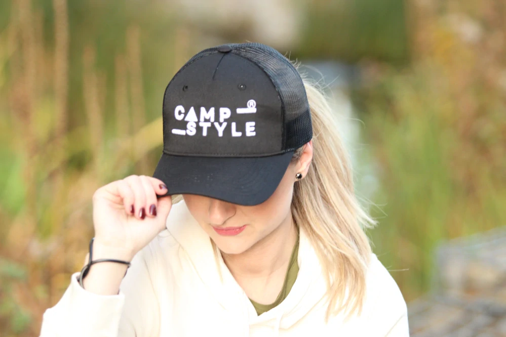 Kšiltovka WHITE on Black UNISEX