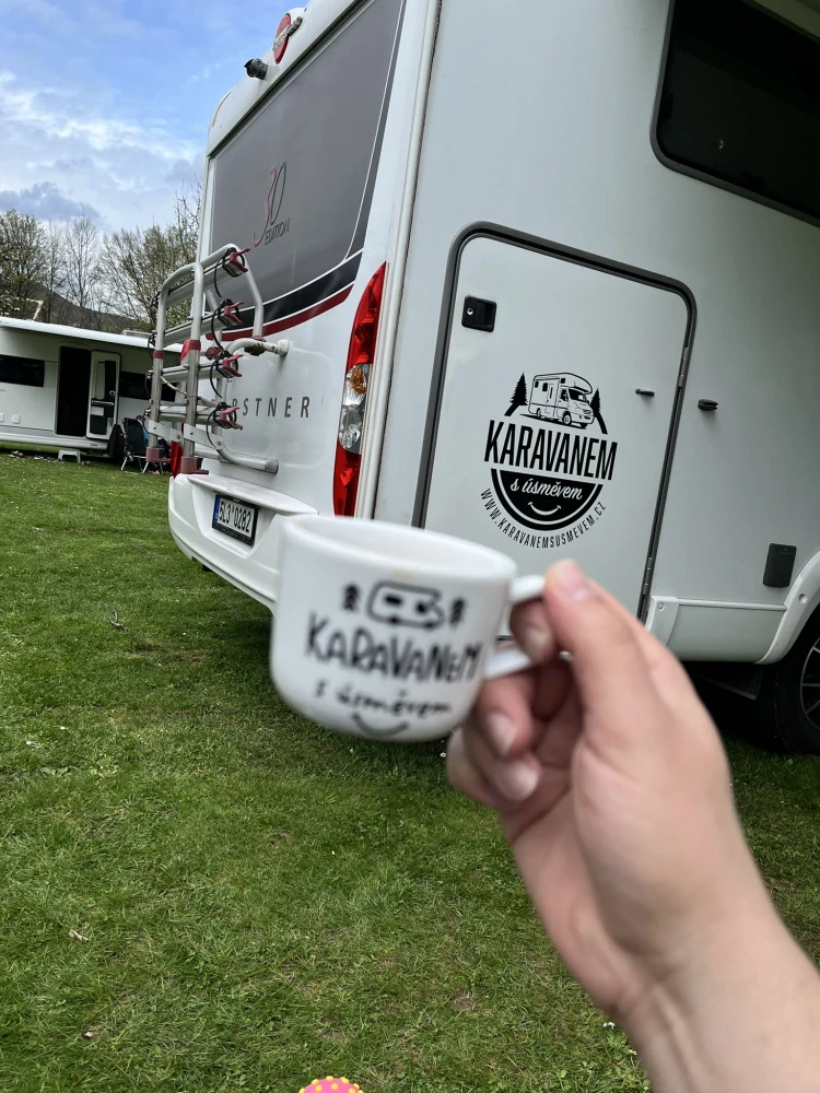 Hrnek Karavanem s úsměvem